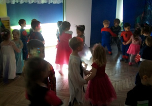 Dzieci dobierają się w pary i tańczą w kółeczkach w rytm brazylijskiej muzyki